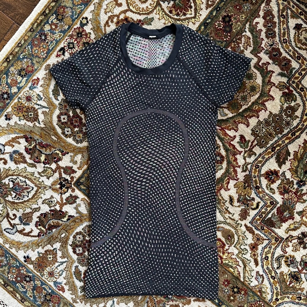 Lululemon Black/Multicolor Size 2 Swiftly Tech Short Sleeve T-Shirt Worn Twice